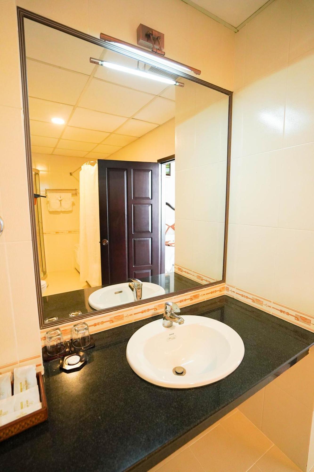 Hoa Binh 1 Hotel Long Xuyên Buitenkant foto
