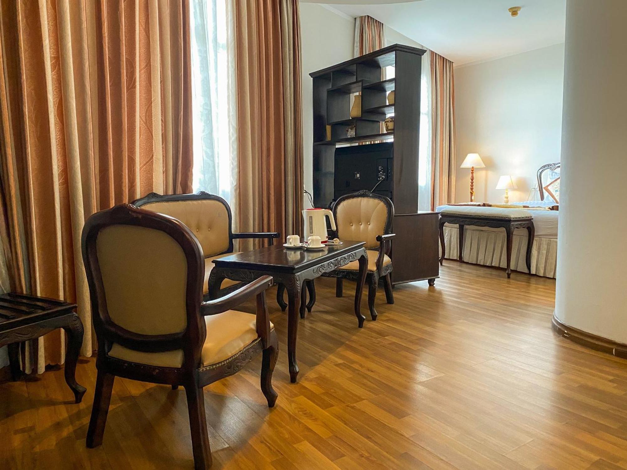 Hoa Binh 1 Hotel Long Xuyên Buitenkant foto