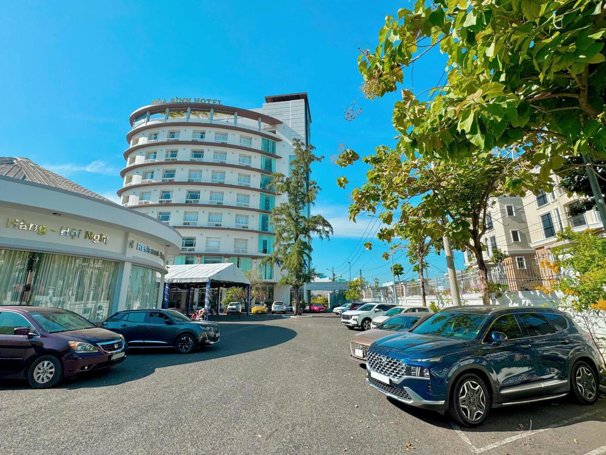 Hoa Binh 1 Hotel Long Xuyên Buitenkant foto